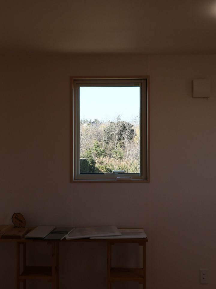 外の風景を室内に取り込む「ピクチャーウインドウ」のある家｜新潟県長岡市 部分共有型二世帯住宅